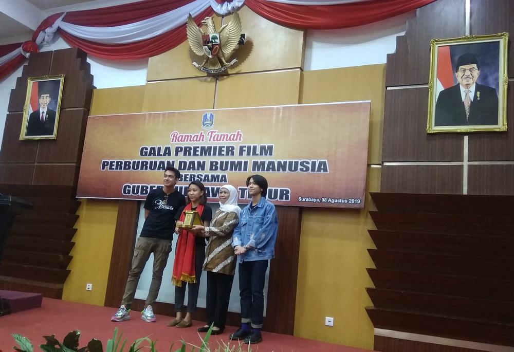 Gubernur Jawa Timur Khofifah menyambut tim Bumi Manusia dan Perburuan di Gedung Grahadi, Surabaya, Kamis, 8 Agustus 2019. (Foto: Medcom.id/Cecylia Rura)