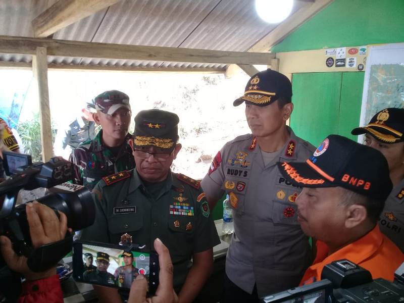 Pangdam III/Siliwangi, Mayjen TNI Tri Soewandono bersama Kapolda Jawa Barat Irjen Rudy Supahriadi meninjau langsung kebakaran hutan di Gunung Ciremai, Kamis, 8 Agustus 2019. Medcom.id/ Ahmad Rofahan.