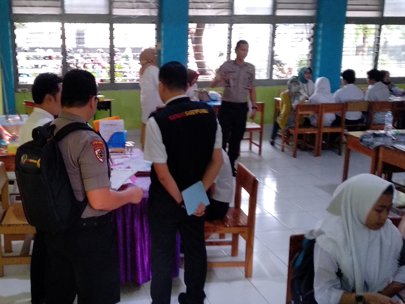 Satgas Tim Saber Pungli Provinsi Sulawesi Selatan saat melakukan sidak di SMA Negeri 1 Makassar, Sulawesi Selatan, Rabu 3 Juli 2019. Medcom.id/Muhammad Syawaluddin