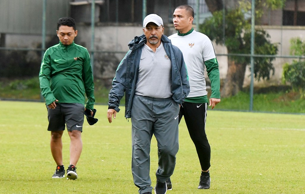 Pelatih Timnas U-18 Fakhri Husaini saat mengecek kondisi lapangan jelang pertandingan Indonesia vs Filipina di laga perdana Grup A Piala AFF U-18 2019 (Foto: ANTARA FOTO/Yusran Uccang)