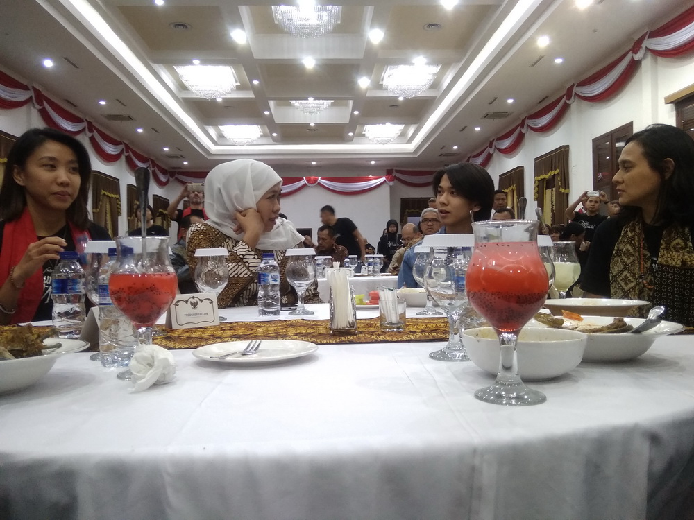 Gubernur Jawa Timur Khofifah dan Iqbaal Ramadhan di Gedung Grahadi Surabaya, Jawa Timur, Kamis, 8 Agustus 2019. (Foto: Medcom.id/Cecylia Rura)