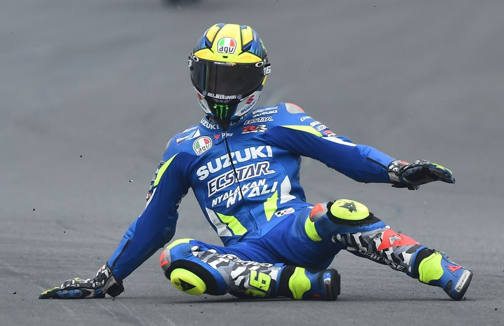 Joan Mir juga sempat terjatuh saat latihan di Sirkuit Le Mans, Prancis. (Foto: JEAN-FRANCOIS MONIER / AFP)