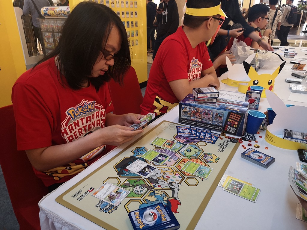 Gameplay dari Pokémon Trading Card Game.