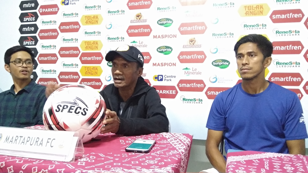 Pelatih Martapura FC, Frans Sinatra (bertopi) dan pemain Ardan Aras. (Foto: medcom.id/Ahmad Mustaqim)