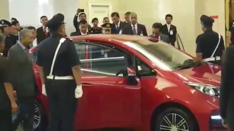 Presiden Joko Widodo bersama PM Mahathir Mohamad di sebuah mobil nasional Malaysia. Foto: Paspampres/Kedubes Malaysia.