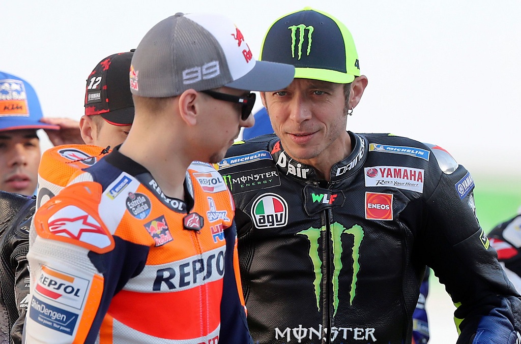 Valentino Rossi (kanan) dan Jorge Lorenzo (KARIM JAAFAR / AFP)