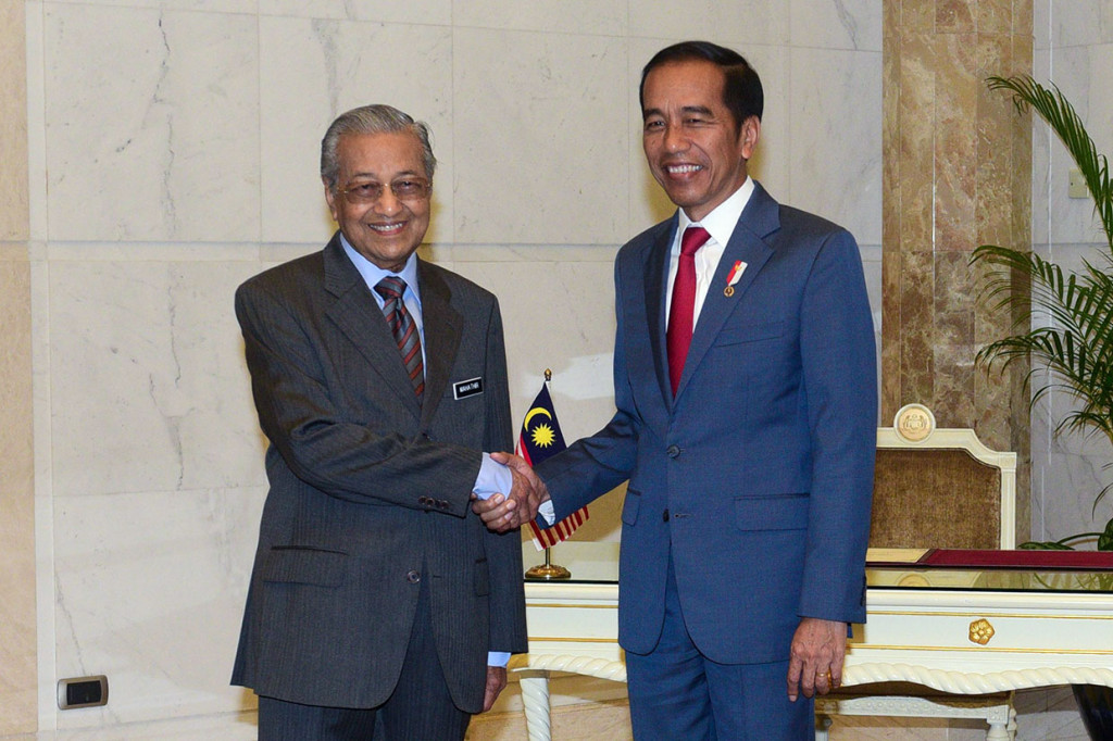 Tiba di Kantor PM Putrajaya, Jokowi Disambut Mahathir