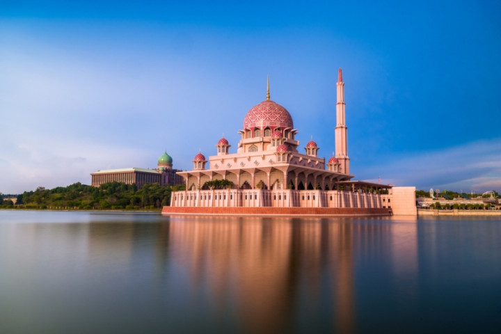 Uniknya Desain Masjid Merah Muda, Tempat Jokowi Salat Jumat di Malaysia
