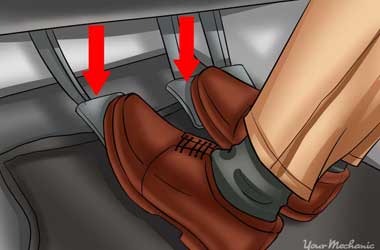 Hindari Berkendara Tanpa Alas Kaki