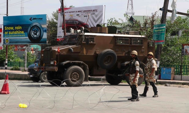 MIliter India melakukan penjagaan ketat di sekitar wilayah Jammu dan Kashmir. Foto: AFP.