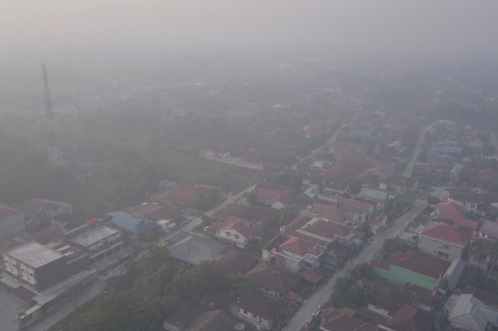 Muslim Pontianak Salat Iduladha di Tengah Kabut Asap