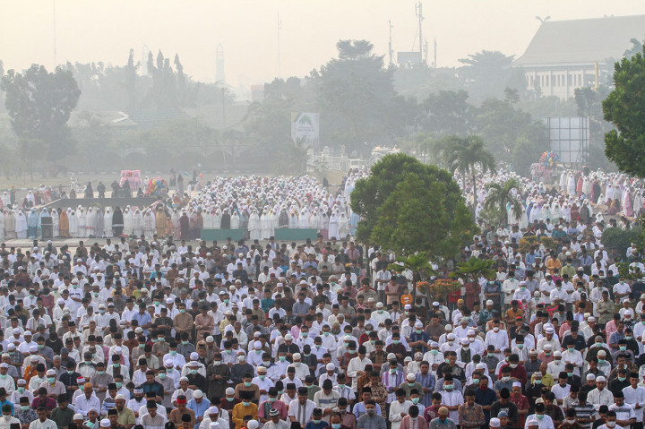 Warga Pekanbaru Salat Iduladha di Tengah Kabut Asap