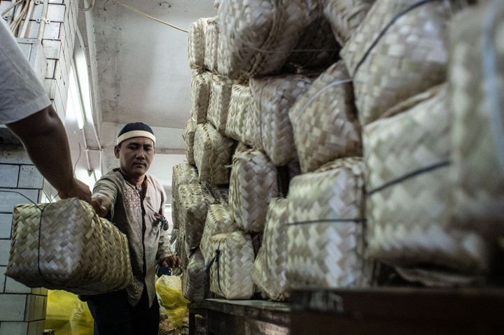 Masjid Istiqlal Bagikan Daging Kurban Pakai Besek