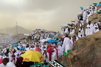 Suasana Wukuf di Jabal Rahmah yang Diguyur Hujan