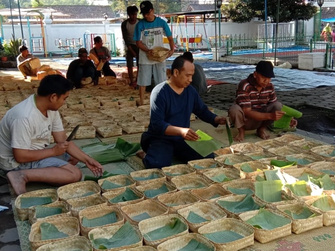 Berbagi Daging Kurban Berbungkus Bahan Ramah Lingkungan