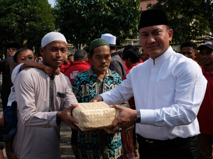 Pembagian Kurban di Tangerang Pakai Besek Bambu