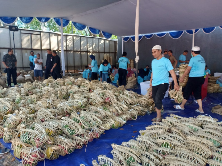 Ratusan Warga Mengantre Pembagian Kurban Media Group