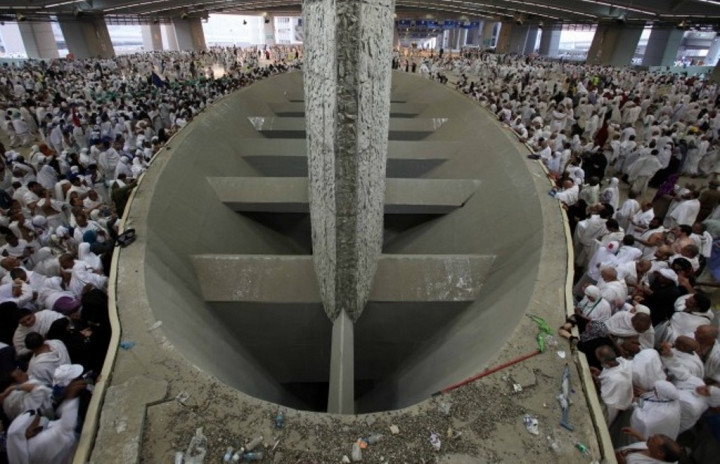 Jemaah Haji Indonesia Mulai Melempar Jumrah