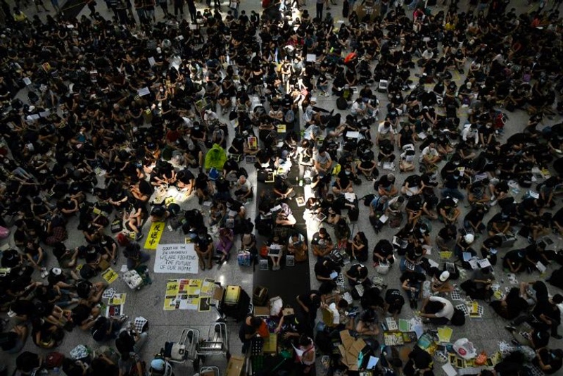 Protes aktivis pro-demokrasi Hong Kong di Bandara Internasional Hong Kong. Foto: AFP.