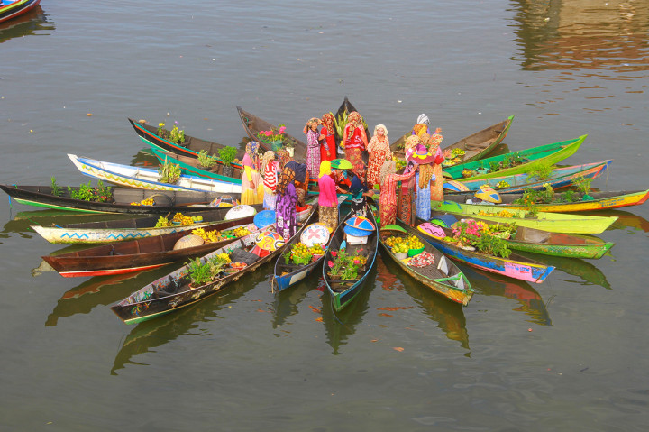 Atraksi Pedagang Pasar Terapung di Sungai Martapura