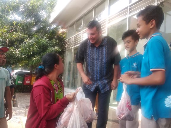 Mengajarkan Siswa Berbagi Melalui Momentum Berkurban