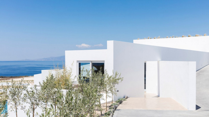 Vila Batu Kapur Putih Bergaya Yunani