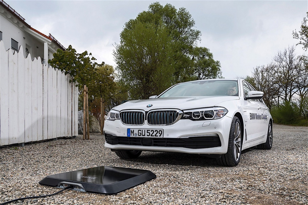 Pengecasan nirkabel BMW memanfaatkan induksi magnetik. BMW