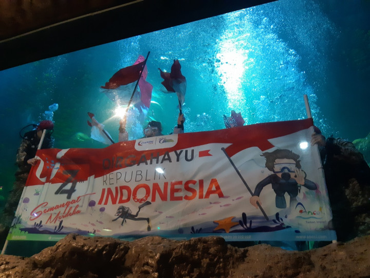 Menanti Pengibaran Bendera Merah Putih di dalam Akuarium Raksasa