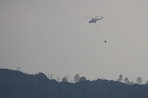 Awan Menghalangi Pemadaman Kebakaran Gunung Ciremai