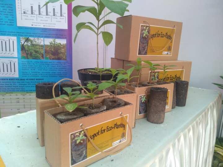 Biopot, Solusi Pencemaran Plastik di Hutan