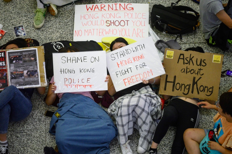 Pedemo Hong Kong yang masih bertahan di Bandara Internasional Hong Kong. Foto: AFP.