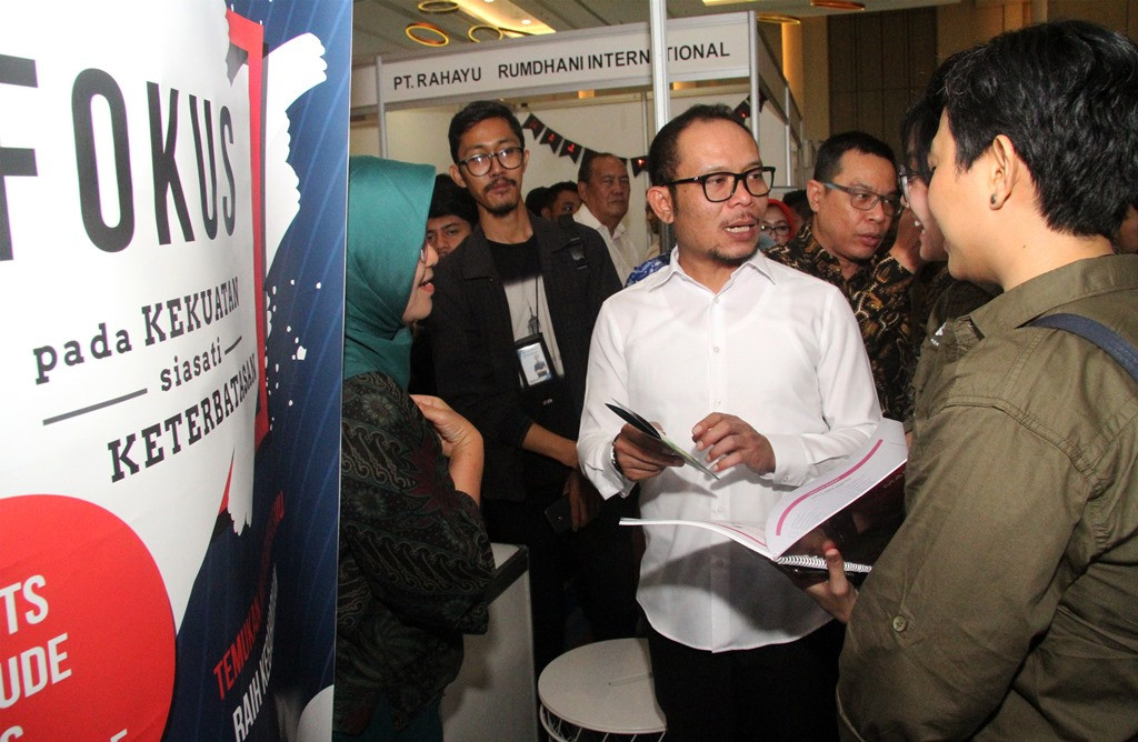Menteri Tenaga Kerja Hanif Dhakiri (kedua kanan) meninjau stan usai membuka acara Bursa Kerja Nasional XIX 2019, di Bekasi, Jawa Barat. (Foto: ANTARA/Risky Andrianto)