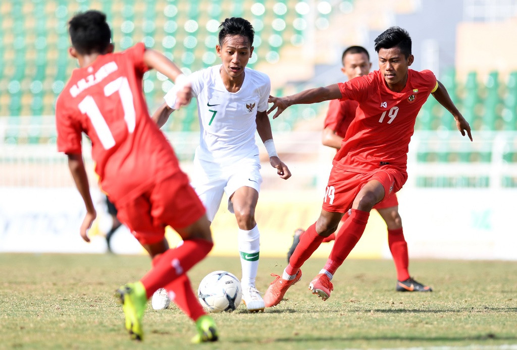 Pemain Indonesia U-18, Beckham Nugraha, menggiring bola dikawal tiga pemain Myanmar U-18 (Antara/Yusran Uccang)