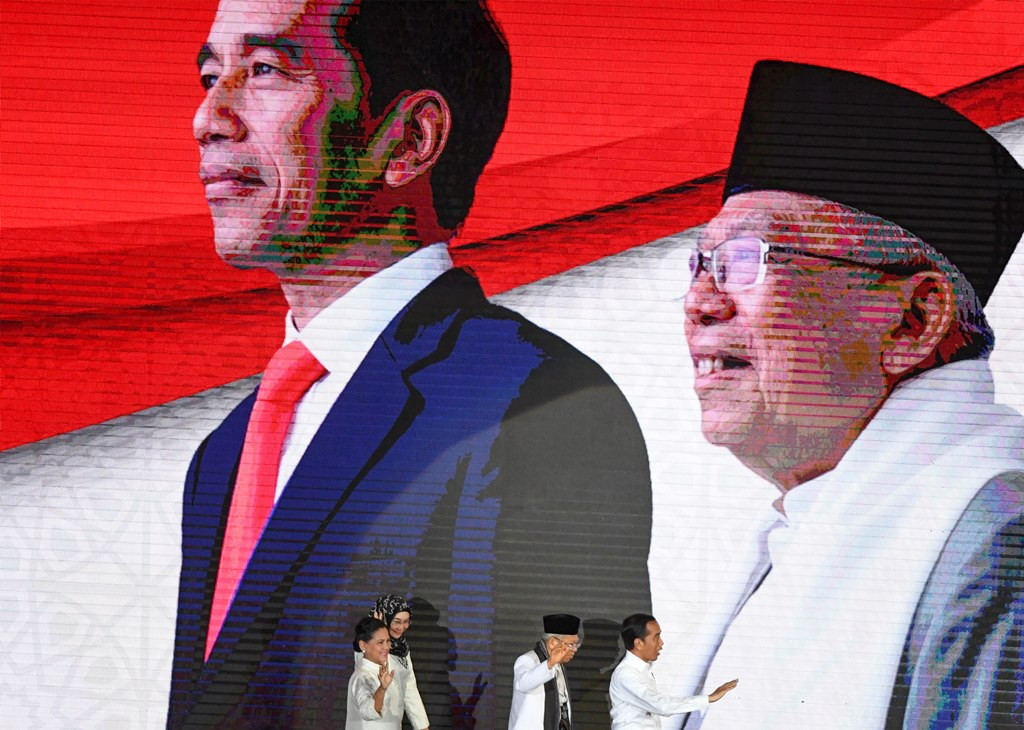 Presiden dan Wakil Presiden terpilih Joko Widodo (kanan) dan KH Ma'ruf Amin (kedua kanan) bersama Ibu Iriana Joko Widodo (kiri) dan Ibu Wury Estu Handayani (kedua kiri). (Foto: ANTARA/Hafidz Mubarak)