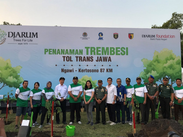 Penanaman Trembesi di Ruas Tol Ngawi - Kertosono