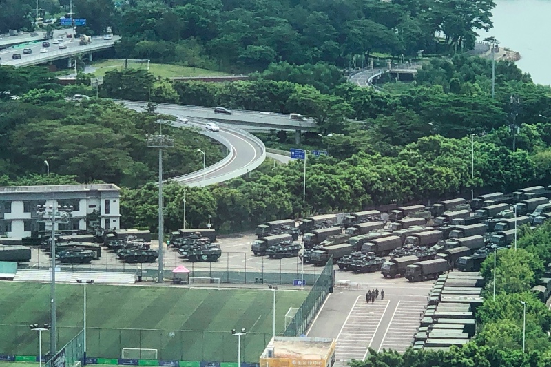 Kendaraan militer Tiongkok bersiaga di Shenzen, dekat perbatasan dengan Hong Kong. Foto: AFP.
