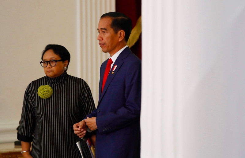 Menlu Retno Marsudi bersama dengan Presiden Joko Widodo. Foto: AFP.