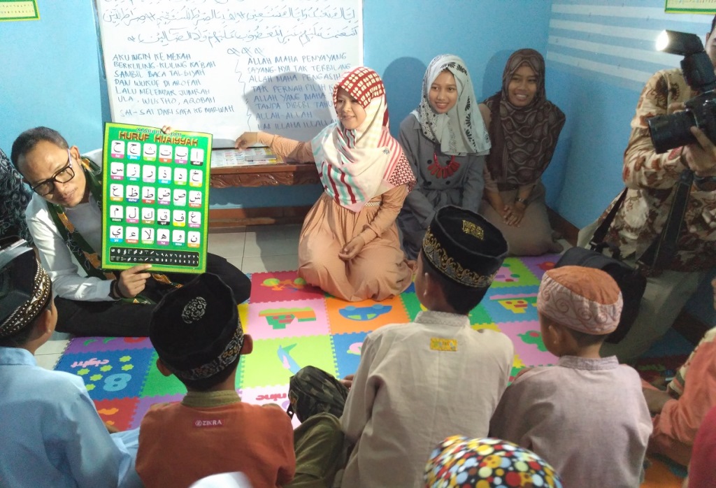 Menaker M Hanif Dhakiri meresmikan program Desa Migran Produktif (Desmigratif) di Desa Kuripan Kecamatan Watumalang, Kabupaten Wonosobo, Jawa Tengah, 30 Desember 2016 (Foto:MI/Tosiani)