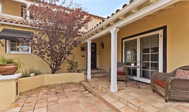 Emma Stone Borong Dua Rumah Sekaligus