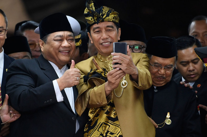Anggota Dewan Berebut Selfie dengan Jokowi