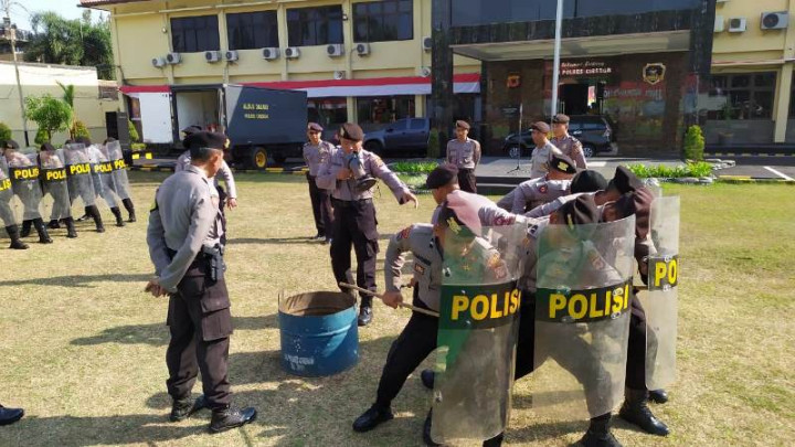 Polres Cirebon Latih Anggota Padamkan Api Demonstran