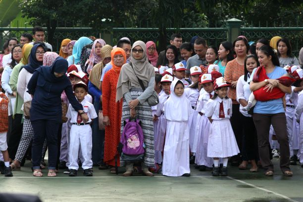 Orang Tua Diajak Ikut Upacara Kemerdekaan RI di Sekolah