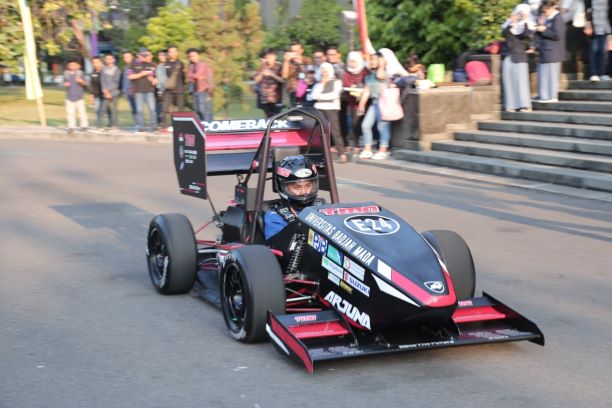  Mobil  Balap Listrik  UGM Siap Berkompetisi di  Jepang  