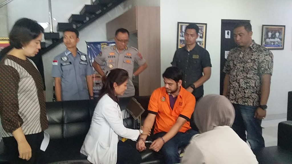 Rio Reifan di Ditresnarkoba Polda Metro Jaya, Jakarta Selatan, Jumat, 16 Agustus 2019. (Foto: Medcom.id/Siti Yona)