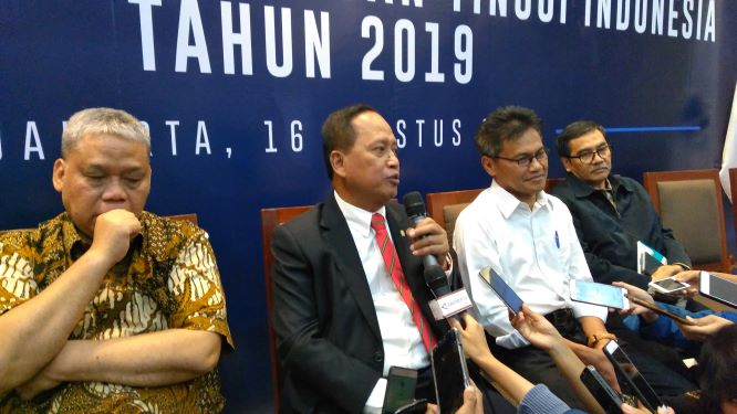 Menristekdikti, Mohamad Nasir (kedua dari kiri) beserta jajarannya saat konferensi pers Klasterisasi perguruan tinggi 2019. Medcom.id/Muhammad Syahrul Ramadhan.