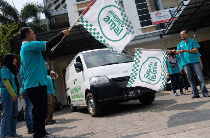 Massiv Amal, Aki yang Sibuk Bagi-Bagi Ribuan Buku