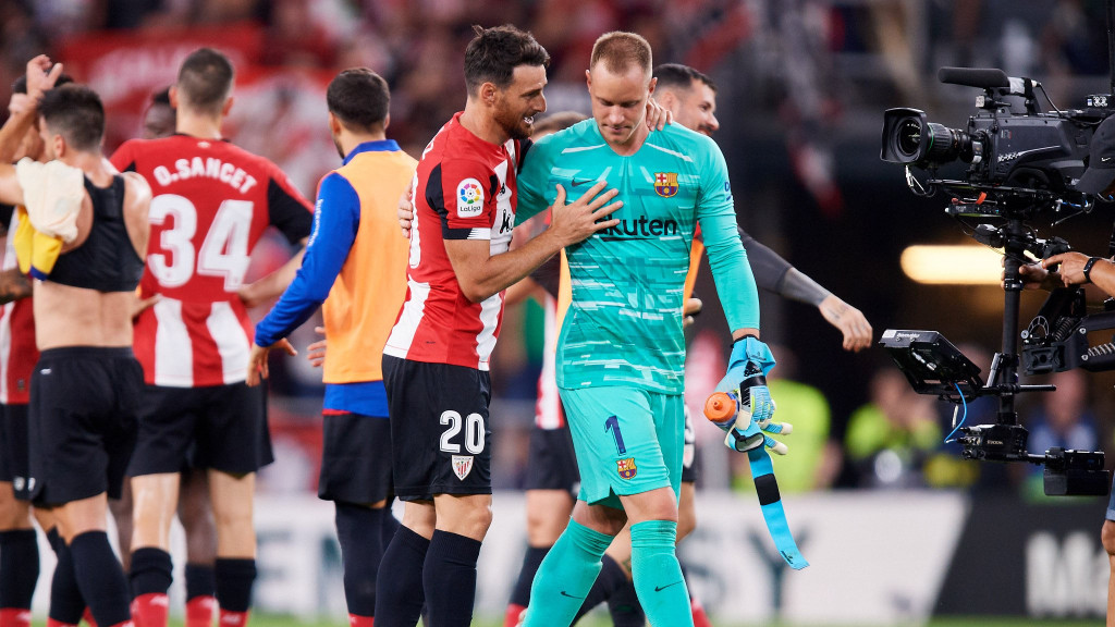 Penentu kemenangan Athletic Bilbao Aritz Aduriz (kiri) dan kiper Barcelona Marc-Andre Ter Stegen (Twitter/La Liga)