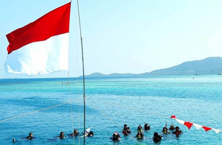 Merah Putih Berkibar dari Dasar Laut di Karimunjawa