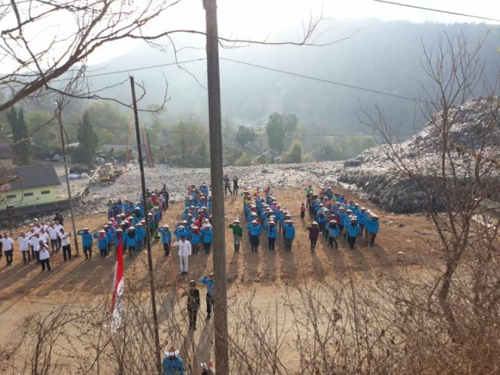 Peringatan Hari Kemerdekaan di Tengah Lautan Sampah
