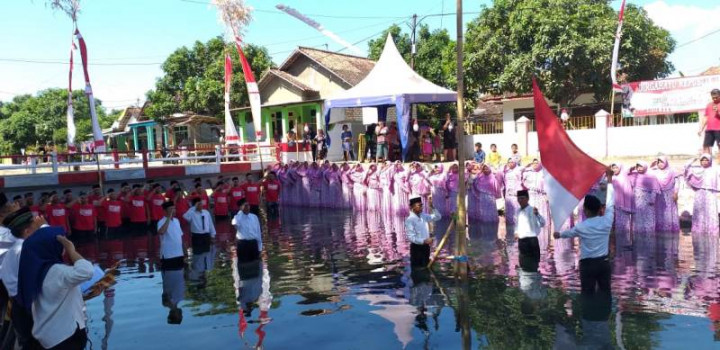 Warga di Sumenep Upacara Pengibaran Bendera di Sungai